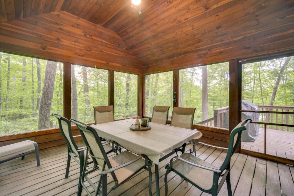 Cozy Wisconsin Cabin with Deck, Kayaks and Lake Views!